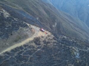 Bomberos inspeccionan el área afectada por el incendio forestal de Cuambo–La Carolina, en Ibarra