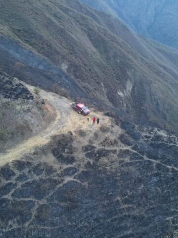 Bomberos inspeccionan el área afectada por el incendio forestal de Cuambo–La Carolina, en Ibarra