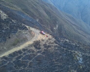 Bomberos inspeccionan el área afectada por el incendio forestal de Cuambo–La Carolina, en Ibarra