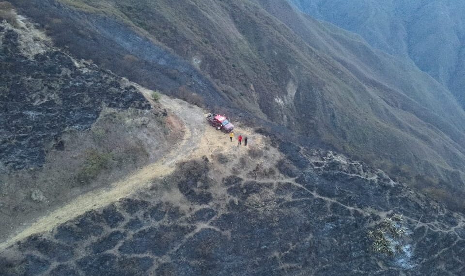 Bomberos inspeccionan el área afectada por el incendio forestal de Cuambo–La Carolina, en Ibarra