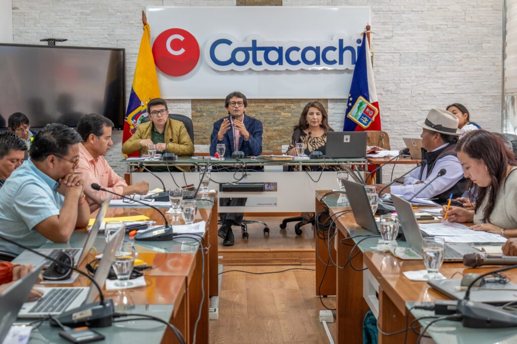 Concejo Municipal de Cotacachi durante sesión en la que se aprobó la ordenanza de la Chakra Andina