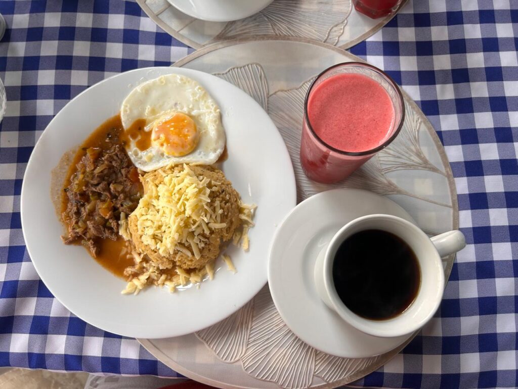 Desayuno con majado de verde, bistec, huevo, café y jugo en Casa Grande Ecolodge