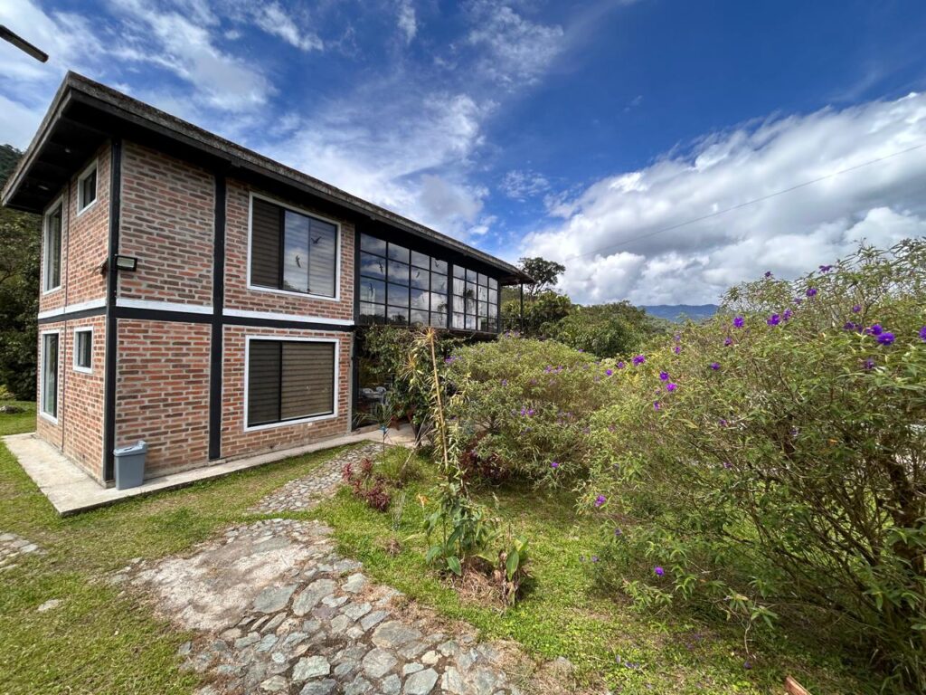 Casa Grande Ecolodge rodeado de vegetación en San Jacinto de Chinambí