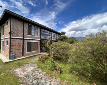 Casa Grande Ecolodge rodeado de vegetación en San Jacinto de Chinambí
