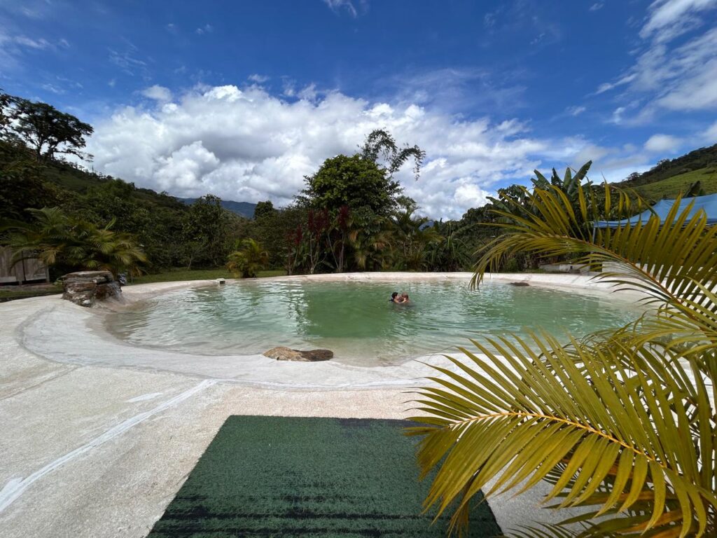 Piscina de Casa Grande Ecolodge rodeada de naturaleza en San Jacinto de Chinambí.