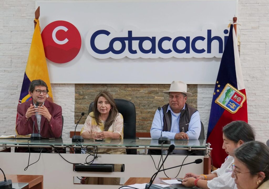 Mayra Rosero durante reunión de transición en el Municipio de Cotacachi tras renuncia de Jomar Cevallos