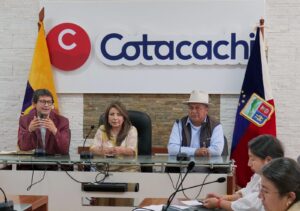 Mayra Rosero durante reunión de transición en el Municipio de Cotacachi tras renuncia de Jomar Cevallos