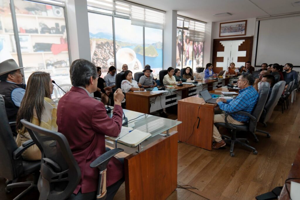 Reunión de autoridades y funcionarios del Municipio de Cotacachi durante transición de la Alcaldía
