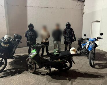 Dos ciudadanos aprehendidos por presunto robo de motocicleta en Ibarra junto a agentes de la Policía Nacional y el vehículo recuperado.
