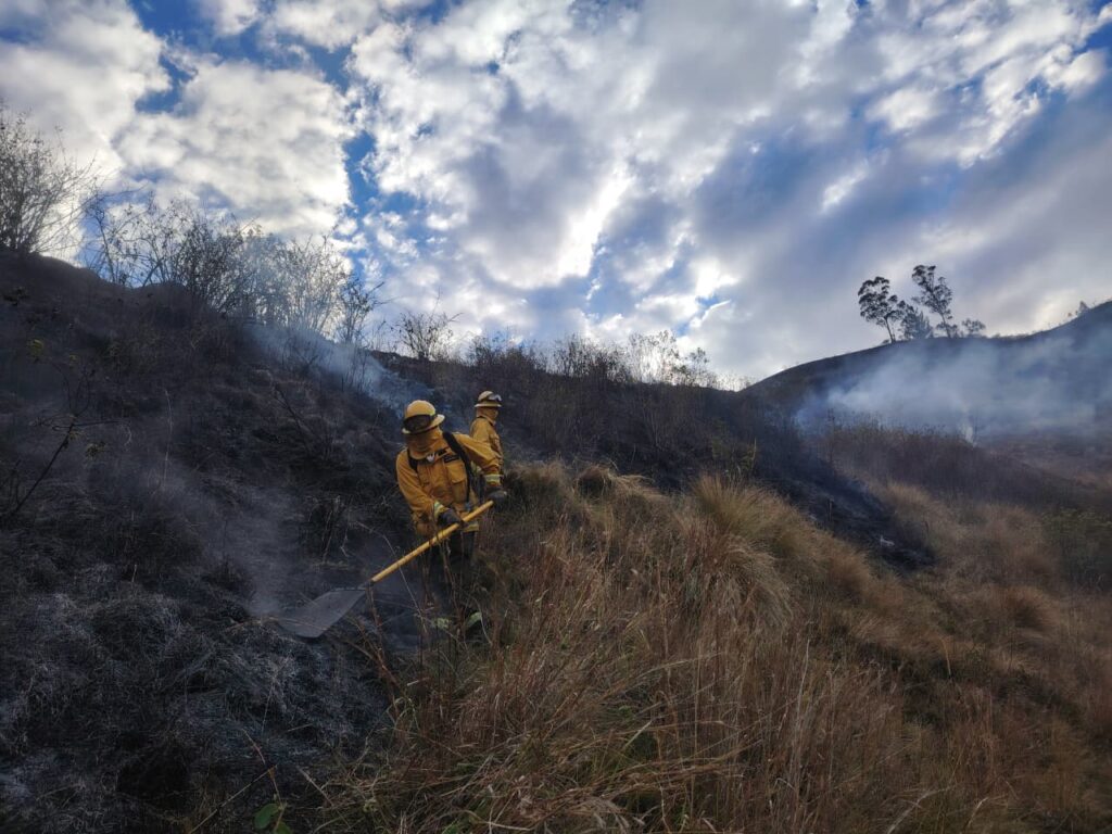 Bomberos de Ibarra realizan labores de control tras incendio forestal en Yuracruz