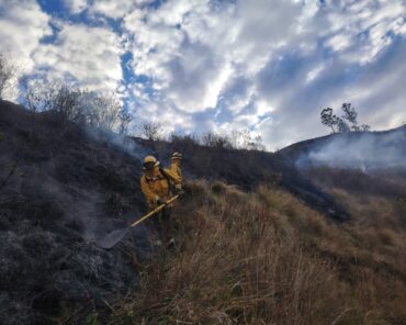 Bomberos de Ibarra realizan labores de control tras incendio forestal en Yuracruz
