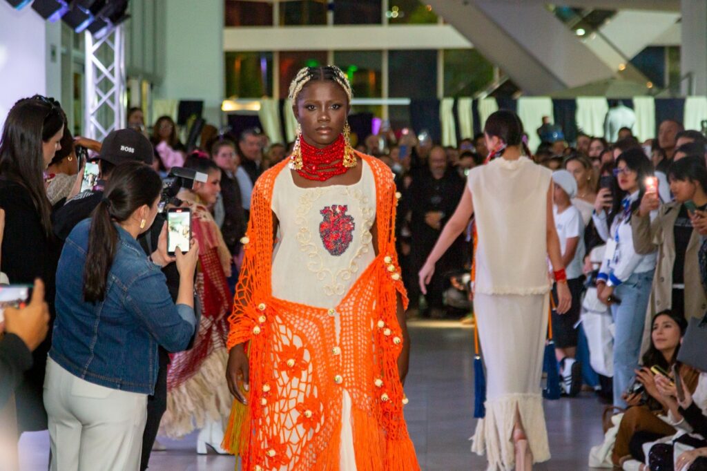 Desfile de moda y diseño textil relacionado con ECUATEXTIL 2026 en Atuntaqui