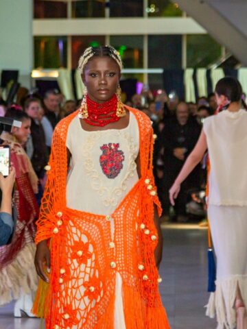 Desfile de moda y diseño textil relacionado con ECUATEXTIL 2026 en Atuntaqui