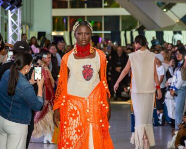 Desfile de moda y diseño textil relacionado con ECUATEXTIL 2026 en Atuntaqui