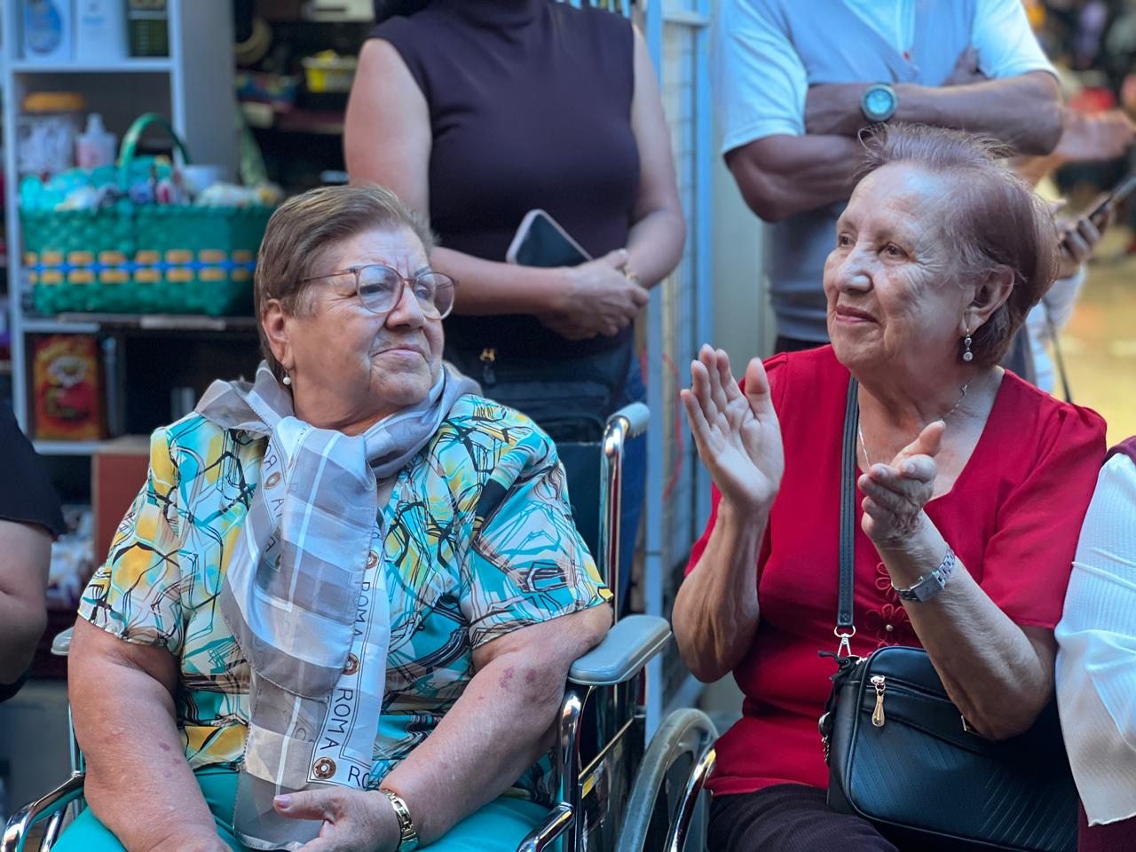 Dos mujeres adultas mayores durante la celebración del aniversario del Mercado Amazonas