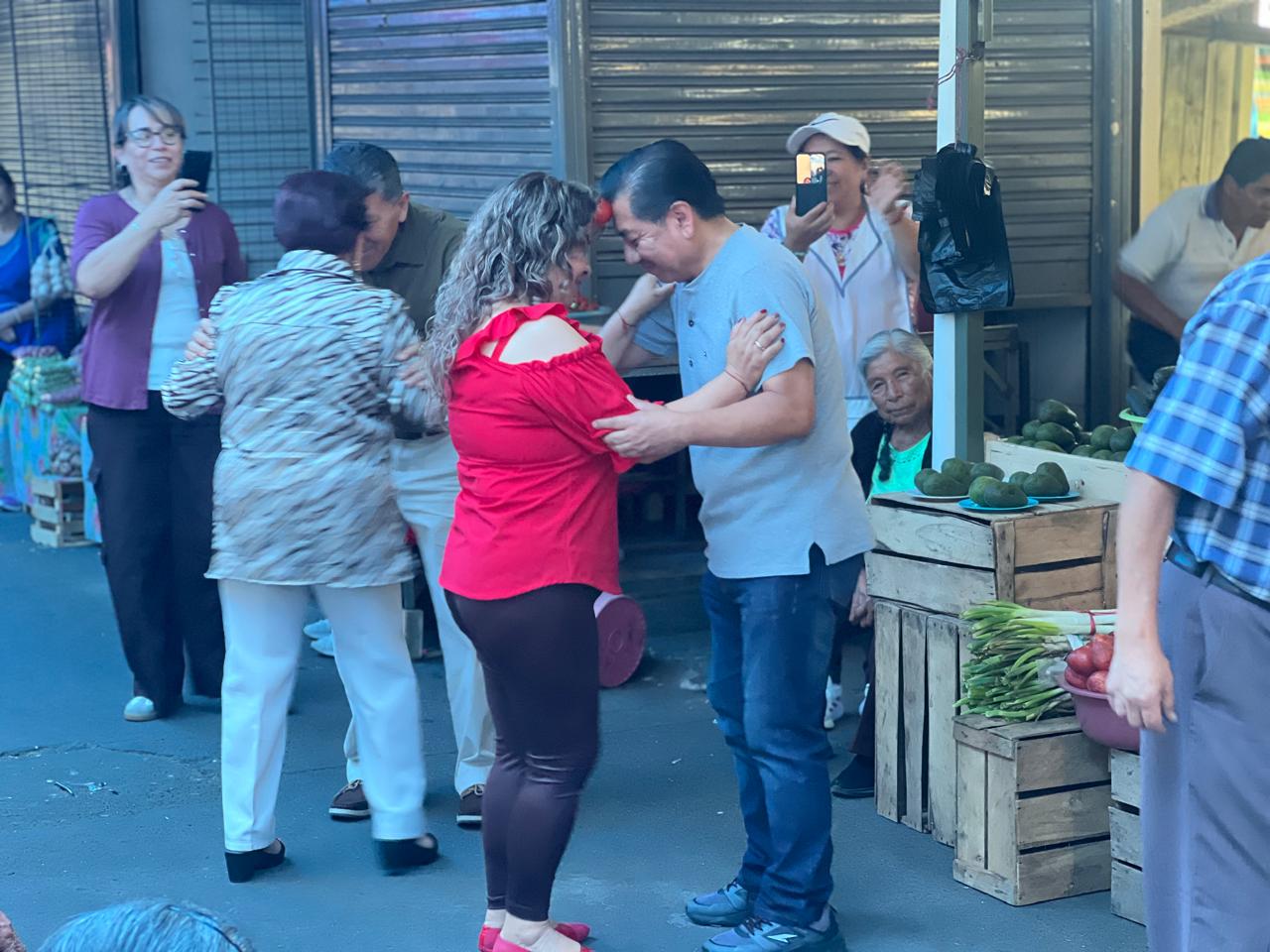Asistentes bailan entre los puestos del Mercado Amazonas durante su aniversario