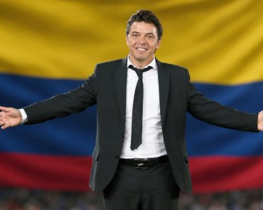 Marcelo Gallardo, nuevo director técnico de Ecuador, frente a la bandera ecuatoriana