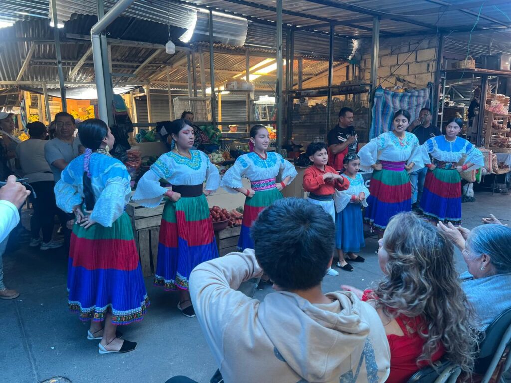 Grupo de danza durante la celebración de los 62 años del Mercado Amazonas en Ibarra