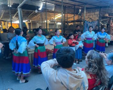 Grupo de danza durante la celebración de los 62 años del Mercado Amazonas en Ibarra