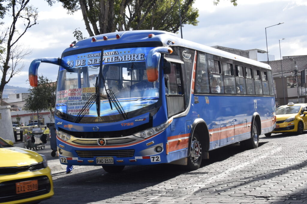 Bus urbano de la Cooperativa 28 de Septiembre circula por una calle de Ibarra, donde el pasaje se mantendrá en 35 centavos.
