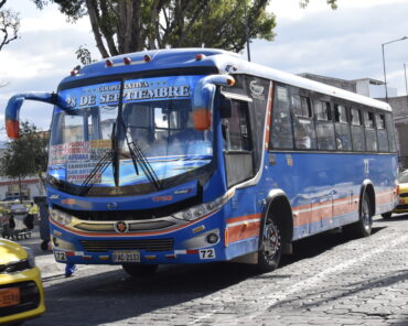 Bus urbano de la Cooperativa 28 de Septiembre circula por una calle de Ibarra, donde el pasaje se mantendrá en 35 centavos.