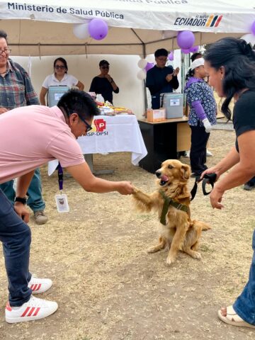 Un perro junto a sus cuidadores y personal de salud durante el lanzamiento de la campaña de vacunación antirrábica en Imbabura.