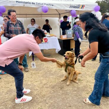 Un perro junto a sus cuidadores y personal de salud durante el lanzamiento de la campaña de vacunación antirrábica en Imbabura.