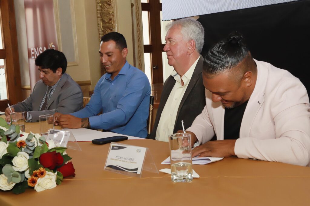 Autoridades y representantes de ENSA SolGold durante la firma de convenios con La Carolina y Lita en Ibarra.