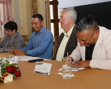 Autoridades y representantes de ENSA SolGold durante la firma de convenios con La Carolina y Lita en Ibarra.