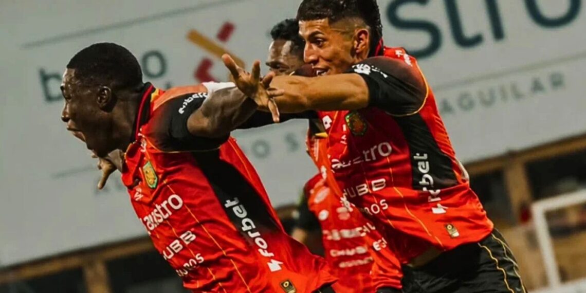 Jugador del Deportivo Cuenca celebra un gol dedicado a Jefferson Benalcázar, desaparecido desde 2021.