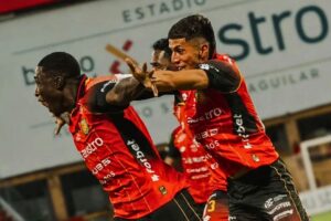 Jugador del Deportivo Cuenca celebra un gol dedicado a Jefferson Benalcázar, desaparecido desde 2021.