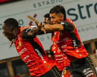 Jugador del Deportivo Cuenca celebra un gol dedicado a Jefferson Benalcázar, desaparecido desde 2021.