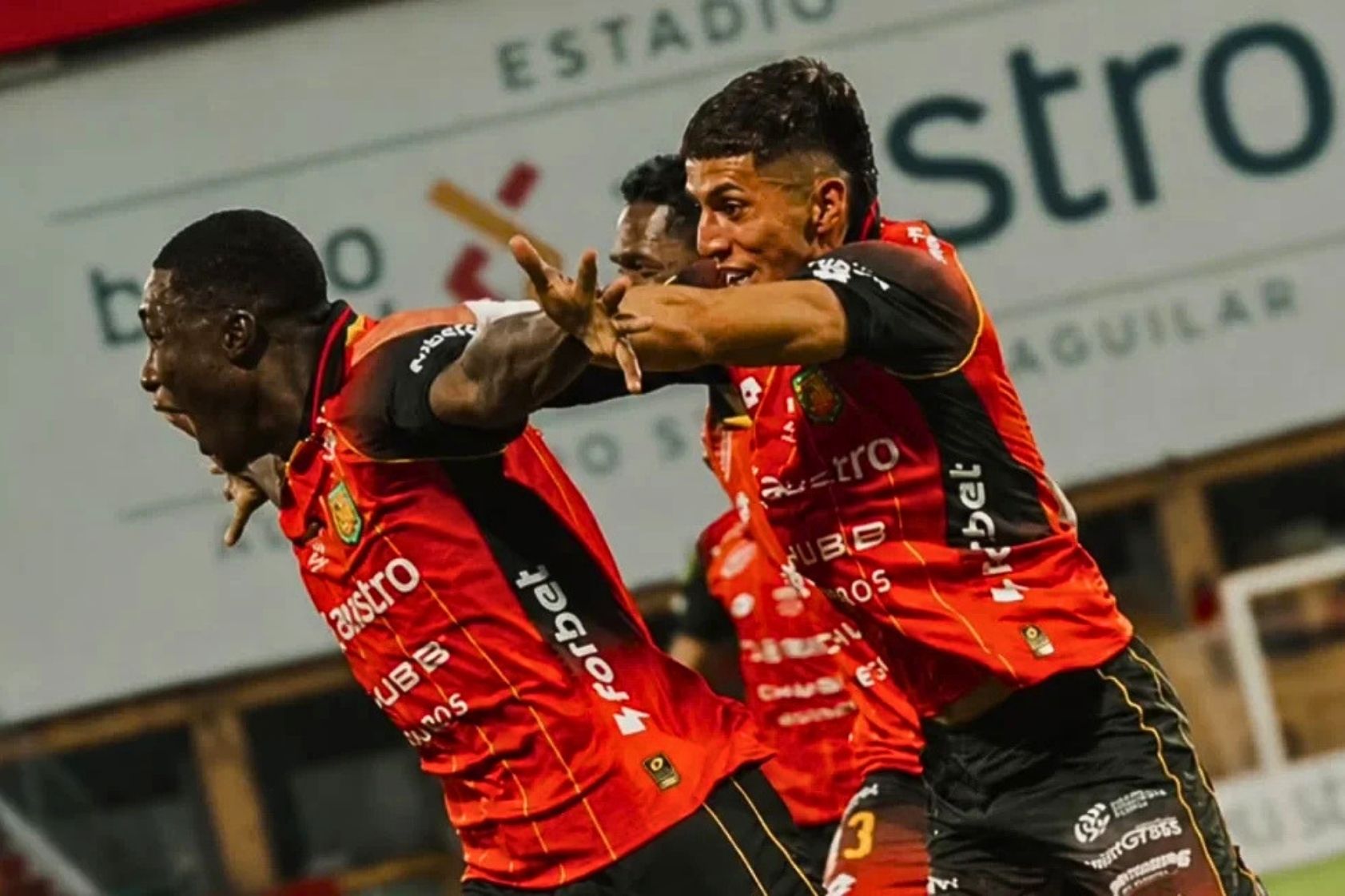 Jugador del Deportivo Cuenca celebra un gol dedicado a Jefferson Benalcázar, desaparecido desde 2021.