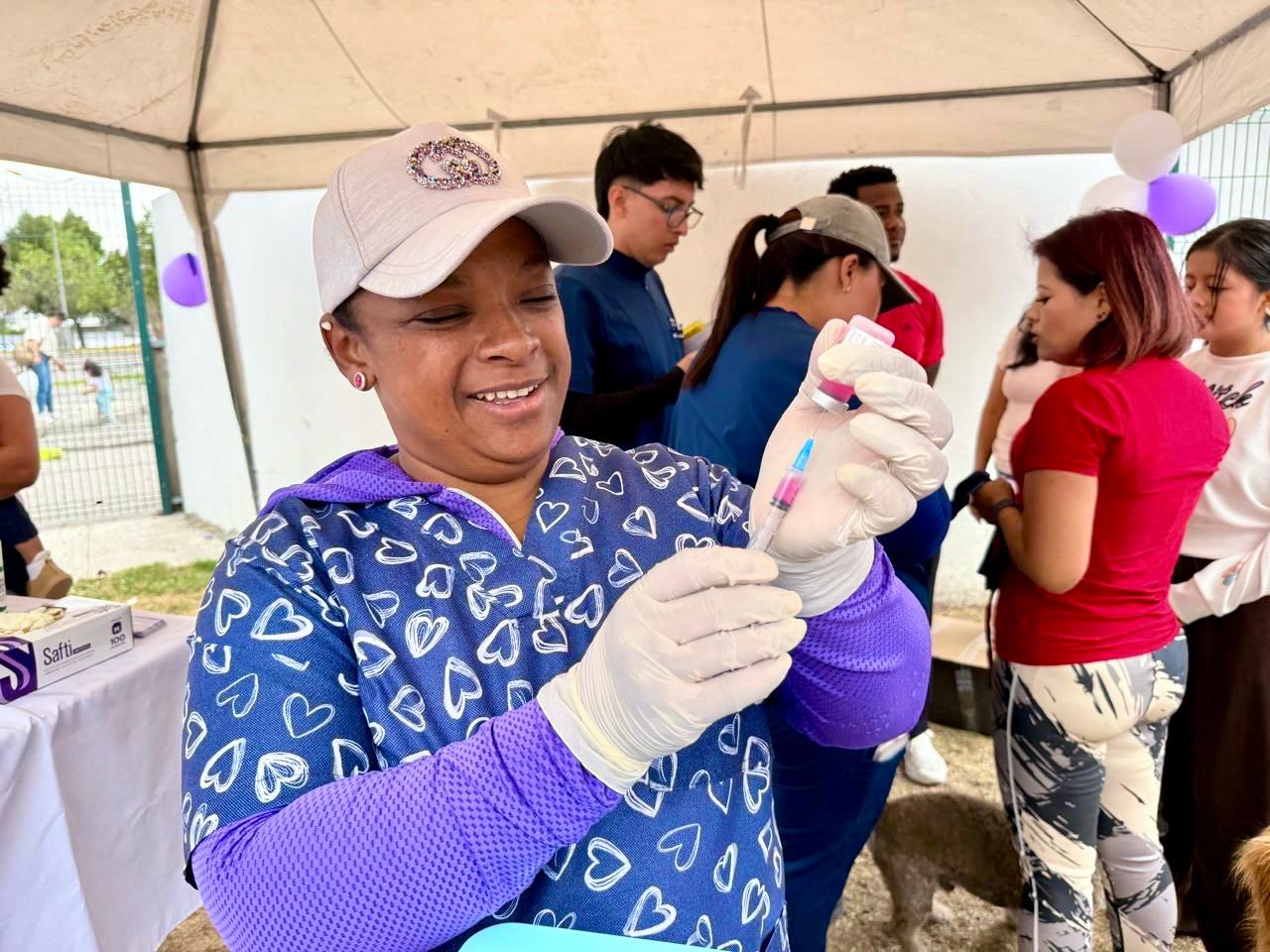 Personal de salud sostiene una jeringa durante la jornada de vacunación antirrábica en Imbabura.