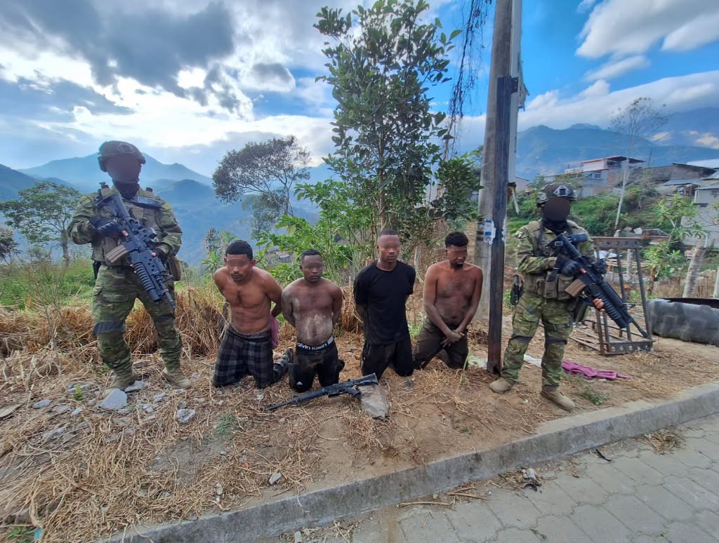 Militares custodian a cuatro aprehendidos durante operativo contra el Frente Oliver Sinisterra en Buenos Aires, Urcuquí