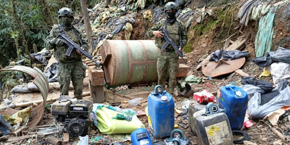 Militares durante operativo contra la minería ilegal en Buenos Aires, Urcuquí