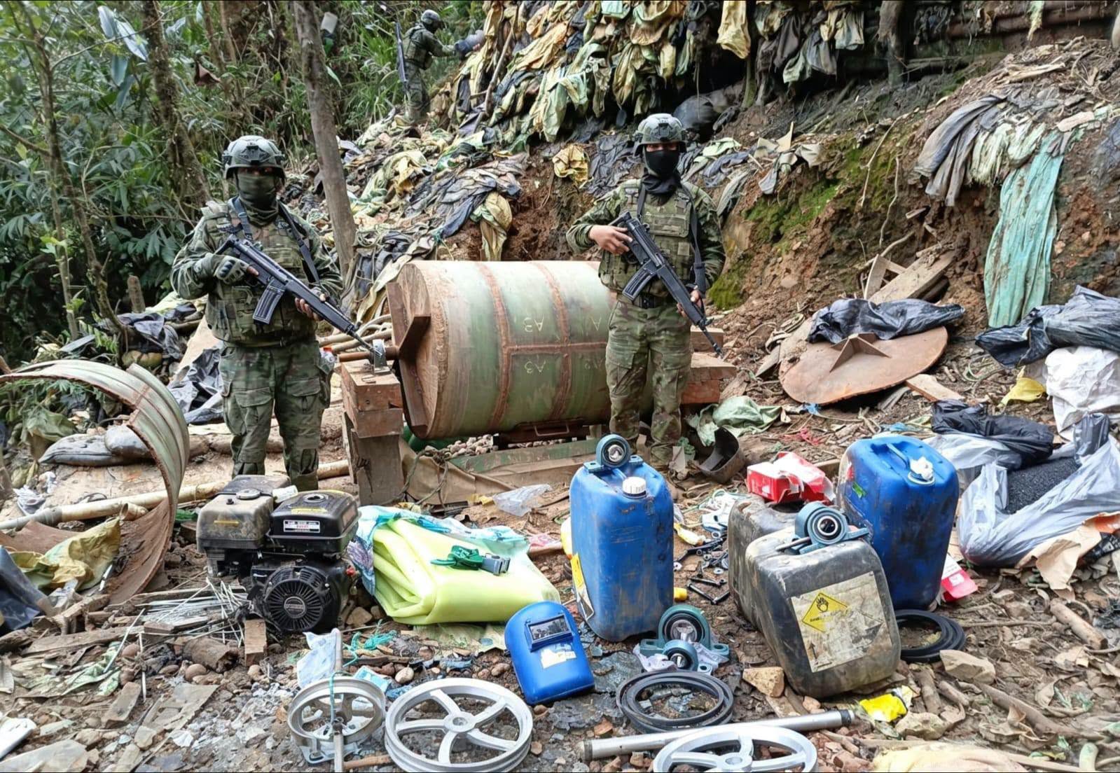 Militares durante operativo contra la minería ilegal en Buenos Aires, Urcuquí