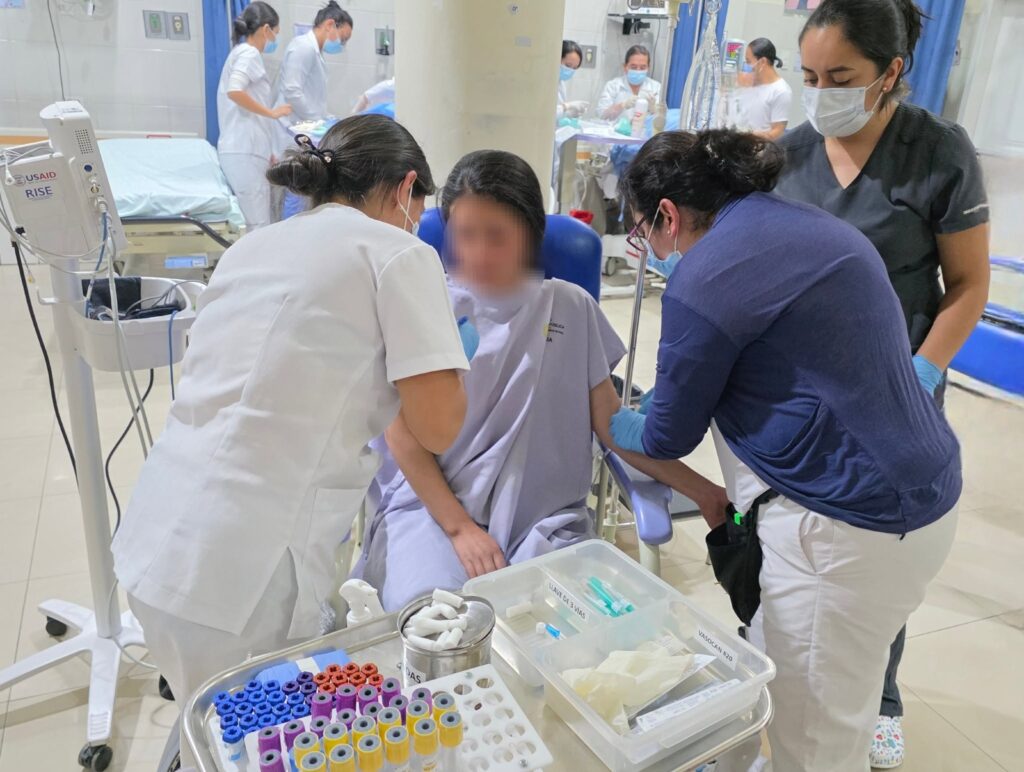 Personal de salud atiende a una paciente en una unidad médica de Imbabura.