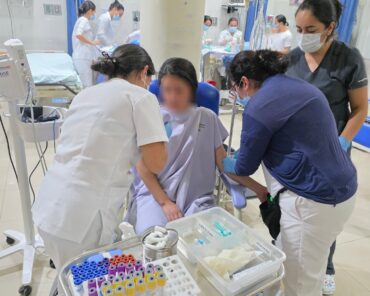Personal de salud atiende a una paciente en una unidad médica de Imbabura.