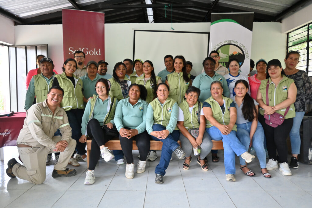 Integrantes del observatorio Huella Verde y equipo técnico de ENSA SolGold posan juntos en Santa Rosa, Lita.