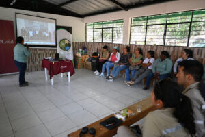 Integrantes de Huella Verde asisten a una exposición con proyector durante su reunión trimestral en Lita.