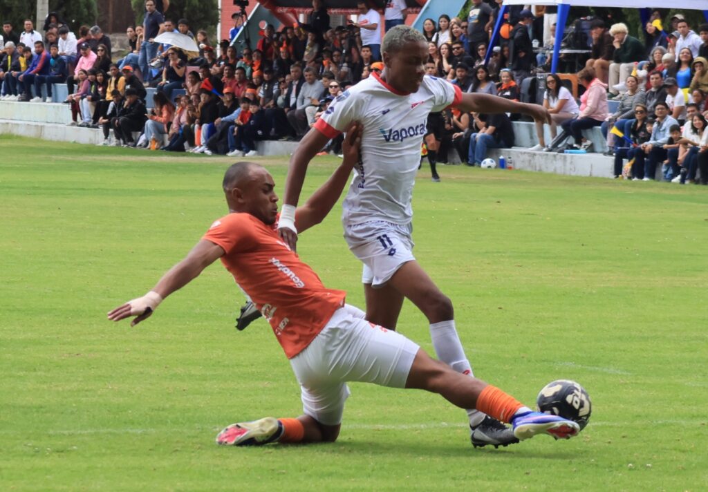 Futbolista de la UTN disputa el balón durante un partido de la LigaPro Universitaria.