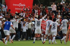 Jugadores de la UTN celebran junto a sus hinchas durante la LigaPro Universitaria en Ibarra.