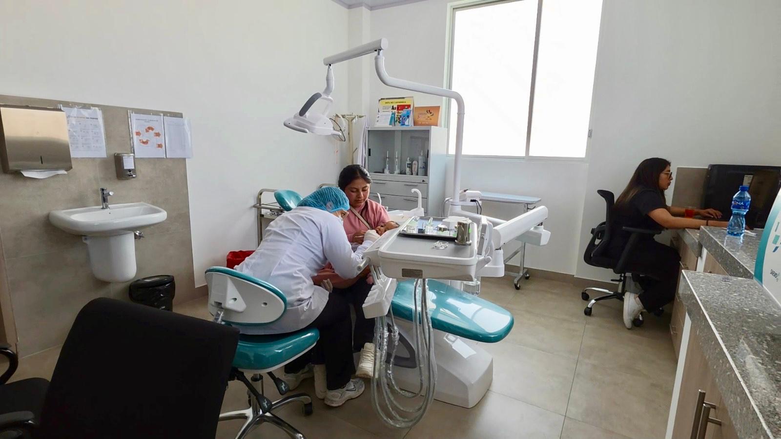 Personal de salud brinda atención en el consultorio odontológico del centro de salud San Roque.