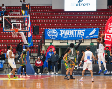 Jugador de Piratas de los Lagos lanza al aro ante la defensa de Zamora Raptors en el coliseo Luis Leoro Franco de Ibarra.