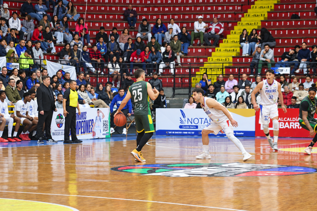 Jugador de Zamora Raptors controla el balón ante la defensa de Piratas de los Lagos en el coliseo Luis Leoro Franco de Ibarra.