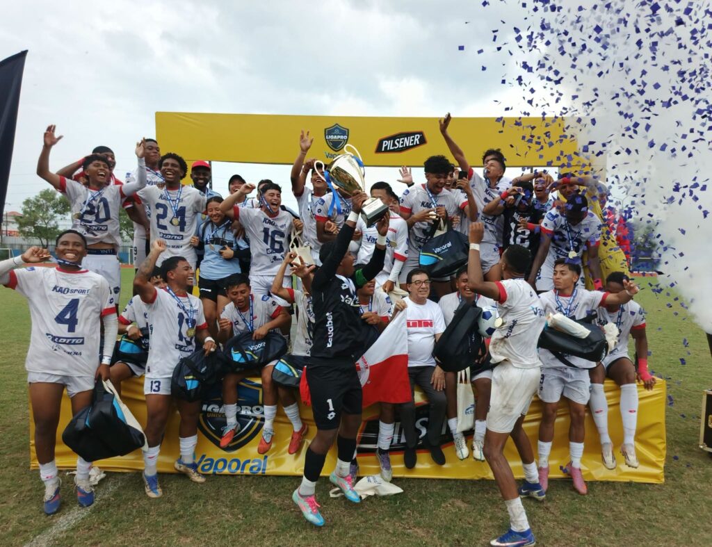 Jugadores de la UTN celebran con el trofeo y sus medallas el título de la LigaPro Universitaria en Milagro.