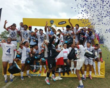 Jugadores de la UTN celebran con el trofeo y sus medallas el título de la LigaPro Universitaria en Milagro.