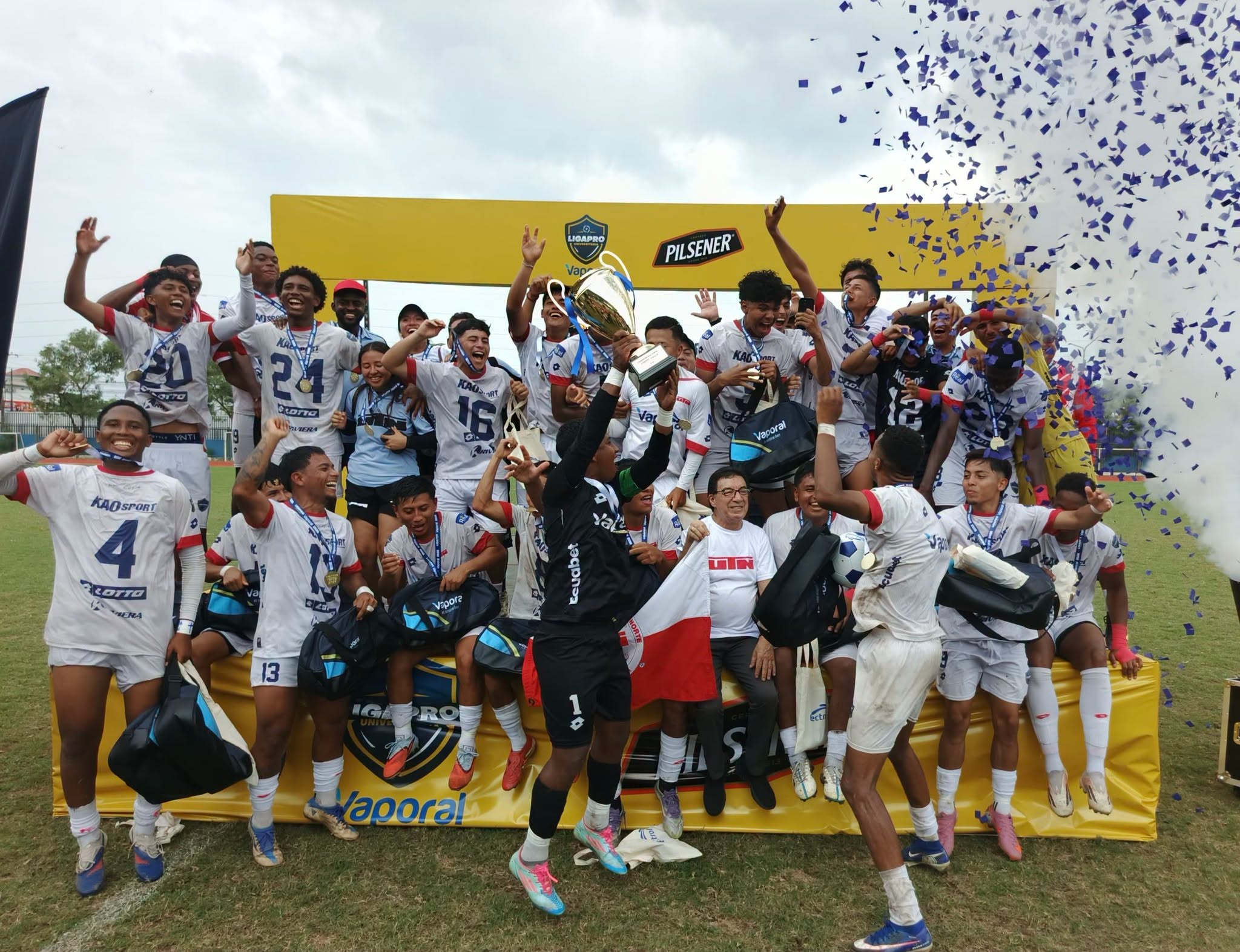Jugadores de la UTN celebran con el trofeo y sus medallas el título de la LigaPro Universitaria en Milagro.