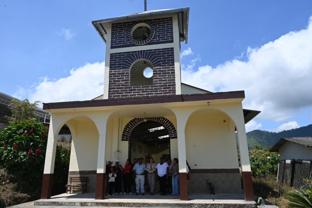 Fachada de la iglesia de Getzemaní, en Lita, con un grupo de personas reunidas en su entrada.